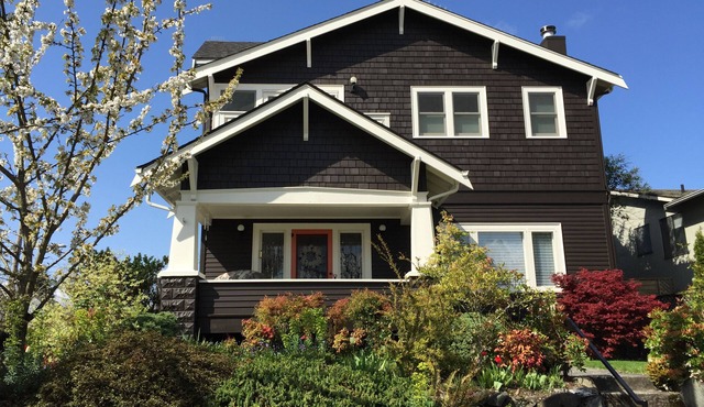 Modern and artsy 2 bed, 1 bath Green Lake/Wallingford private retreat