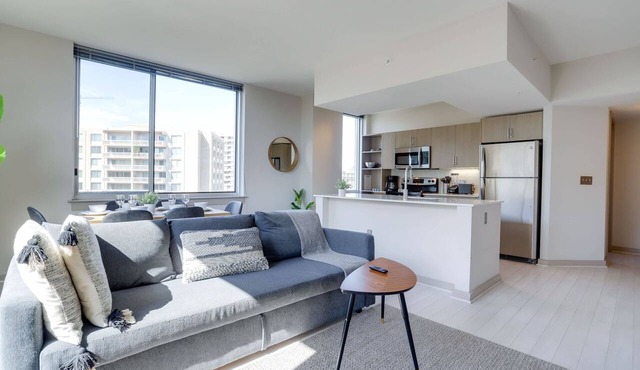 Modern Apt in Crystal City | Gym + Walk to Metro