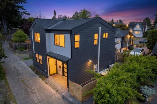Modern Ballard Retreat Near Beach & Parks