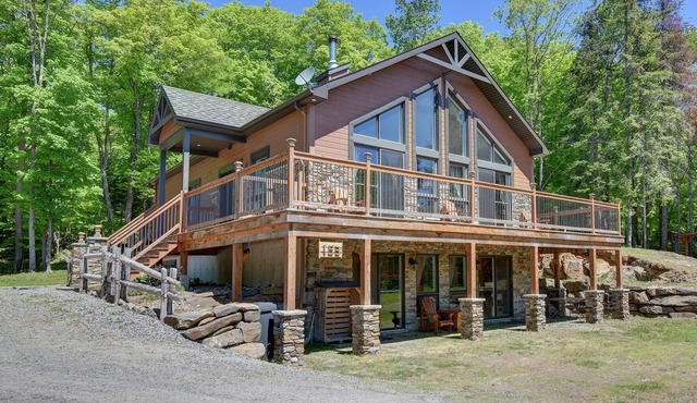 Modern Chic Lake House near Mont-Tremblant w/hot tub!