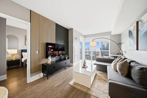 Modern City Condo with Parking Walk to CN Tower