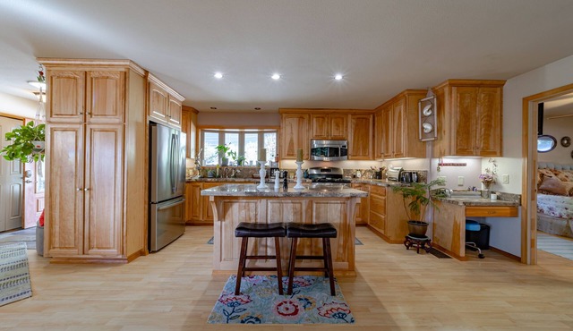 Modern, Clean, Home in the Heart of The Ave. of the Giants.STARLINK, Gated