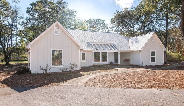 Modern Cottage with Endless Outdoor Activities in Pawleys Island, South Carolina