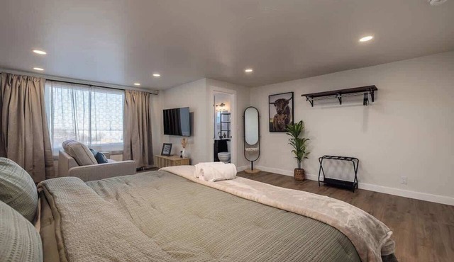 Modern Downtown Studio - King Bed - Inlet Views