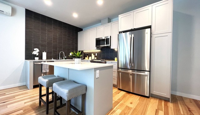 Modern Home in Heart of West SEA (safer area), near Downtown, Beach, Hwy Access