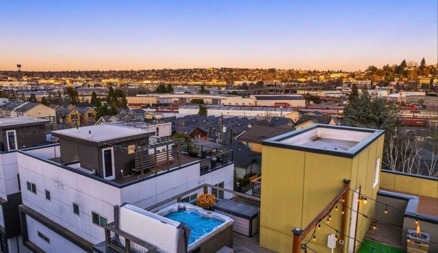 Modern House In Magnolia, Hot Tub, Rooftop Patio!