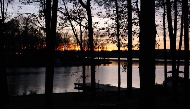 Modern Lakeside Vacation Getaway With 65" Hdtv And Large Entertainment Room