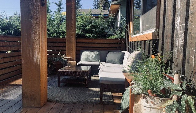 Modern, open- concept house- in town & connected to Riverside Park (3 bedrooms)
