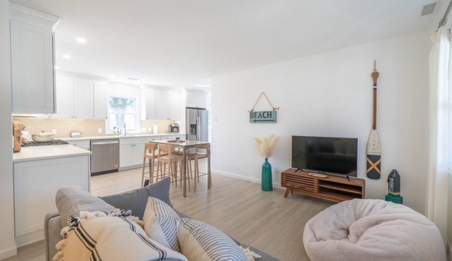 Modern, open plan beach house - 2 blocks to the bay beach