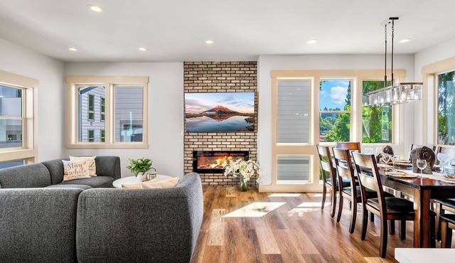 Modern & Spacious 4-Bed, 3.5-Bath Family Retreat Near Jackson Park Golf Course