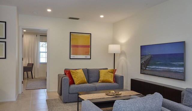 Modern & Spacious Luxury Apartment – Steps to the Beach