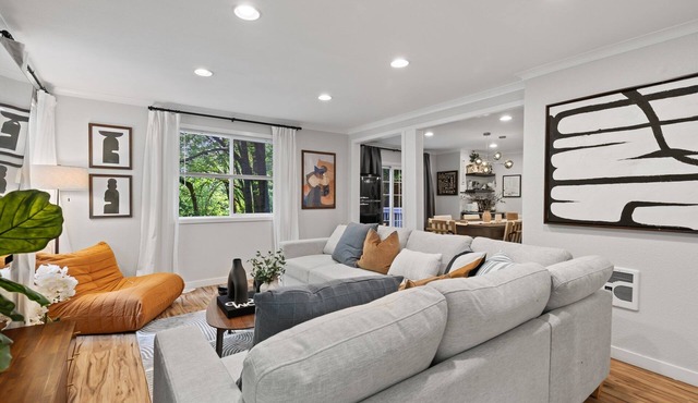 Modern & Stylish Bellevue Basement Suite - King Bed and Office 5 minutes to Mall