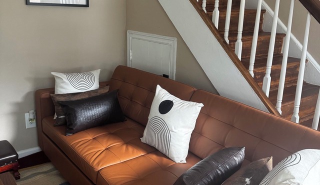 Modern Townhome, Great for Traveling Nurses/DC Summer Interns Pet Friendly~