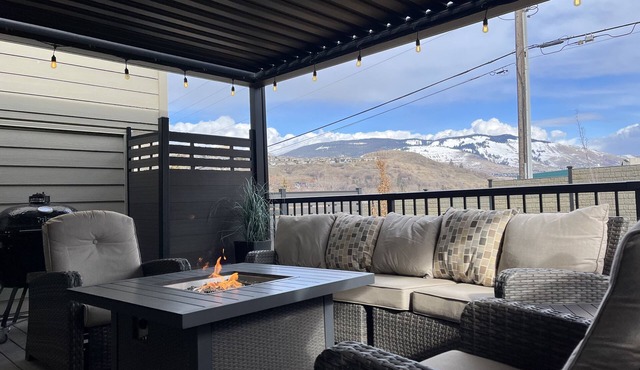 Modern Townhome on Kalamalka Lake, Private Boat Moorage.