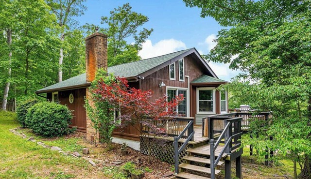 Modern w Mountain Views, Hot Tub, Deck & Fire Pit