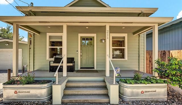 Modern Wine Country Bungalow, Walk to Downtown