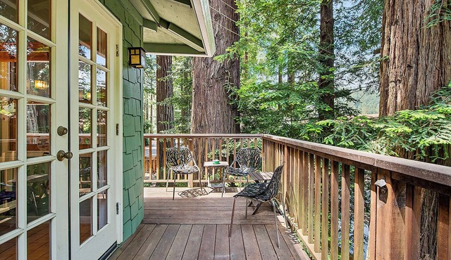 Monte Rio Treehouse ~ Dog Friendly, Redwoods, Walk to Restaurants and River