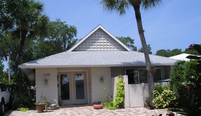 “MOONMIST” Siesta Key villa in a 'jungle' setting