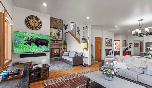 Moose Mgmt at Bear Hollow 5534: King bed-Pvt. Hot Tub-Pool-Dogs Welcome