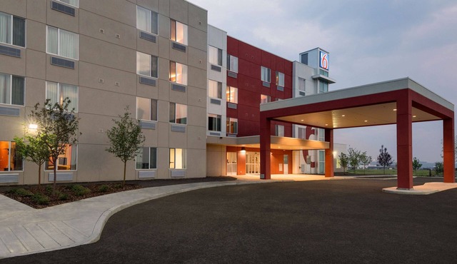 Motel 6 Airdrie, AB