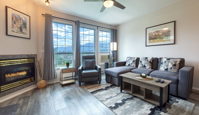 Mountain Den King 1 bedroom, sleeps 4: Unit 2005 A