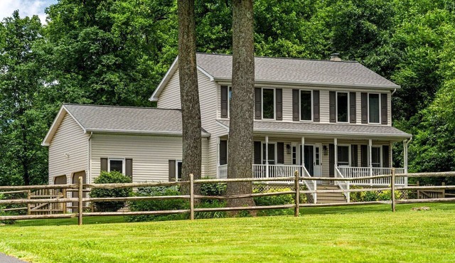 Mountain Retreat with Hot Tub Near Shenandoah National Park, Virginia
