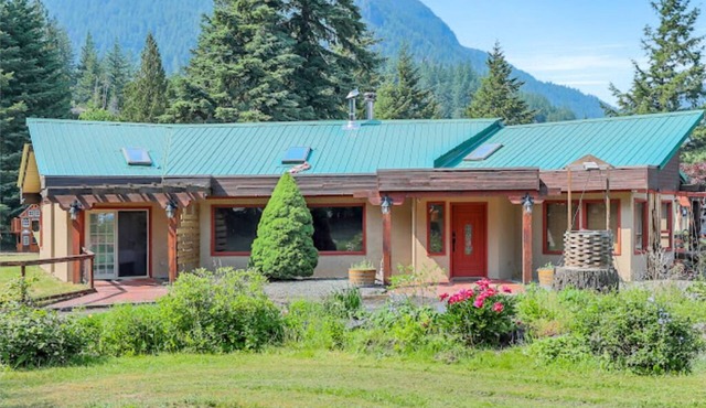 Mountain Side Cabin In Hope! For Families & Parties