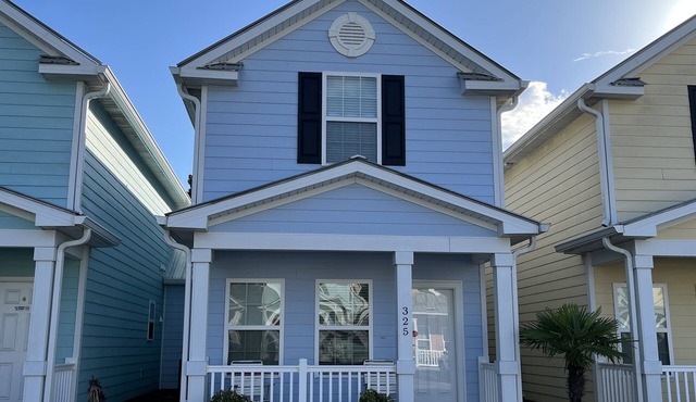 MRV25, 2-bedroom cottage, Blocks to Beach! Free WIFI, Free Parking