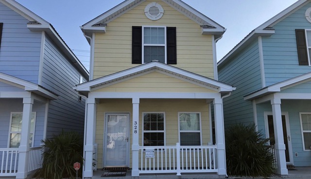 MRV28, 2-Bedroom Cottage, 2 Blocks To Beach! Pool Front, Free WIFI