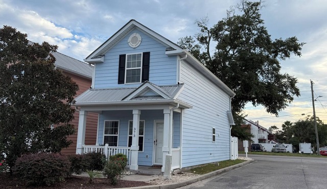 MRV73, 3-Bedroom Cottage, 2 blocks To The Beach! Free WIFI, Free Parking
