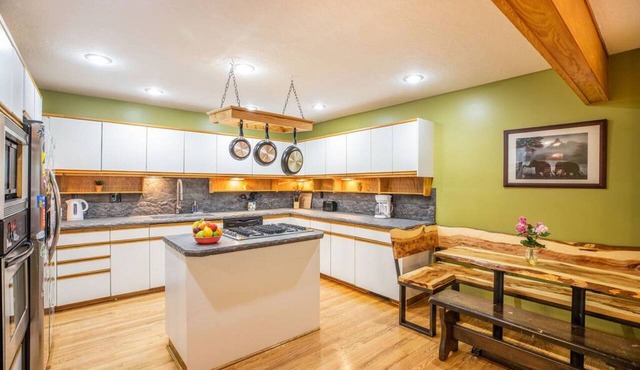 Mtn. Home-Sauna, Pool Table, Mins to Ski/Hike/Bike