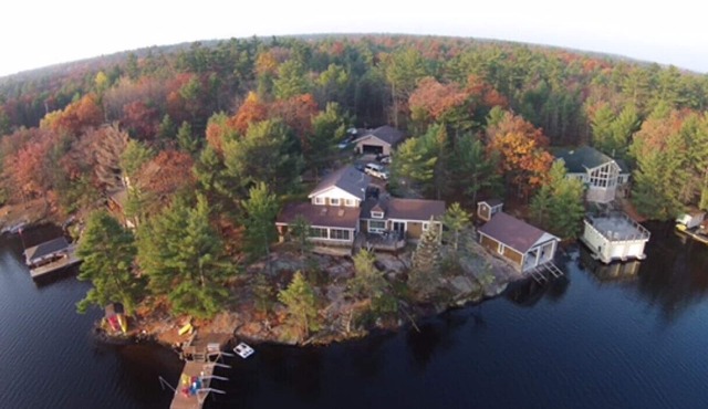 Muskoa Lake retreat, 5 bedrooms, 4 season with hot tub, fire pit, fireplace