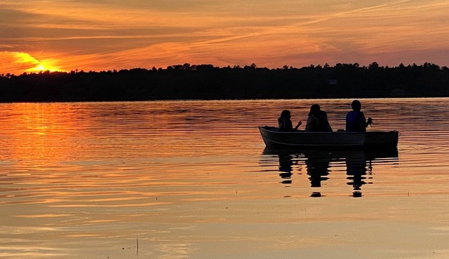 Muskoka Retreat-Sparrow L. Clean Reno'd CAC Sunsets Shallow sandy entry Sleeps 8