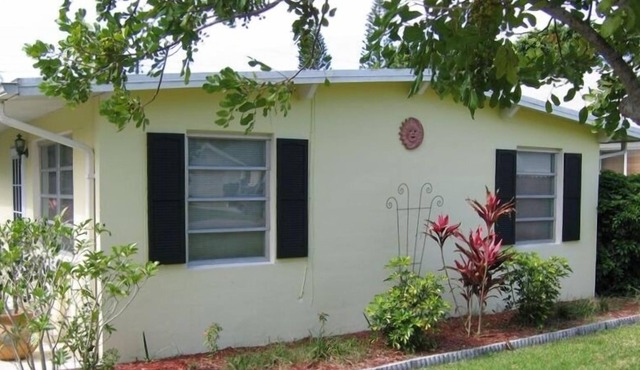 Naples Cottage - Walk to Beach - Privacy with Pool