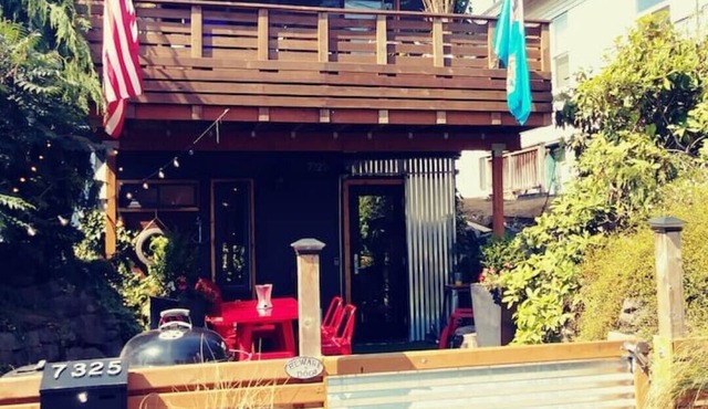 Nautical Theme, Clean, Romantic, Fire Pit, 420 & small pet friendly,near dining