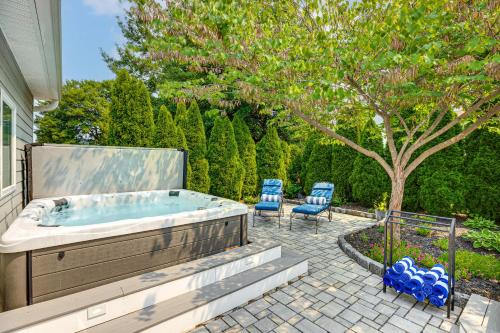 Near Solomons Island Boardwalk: Home w/Hot Tub!