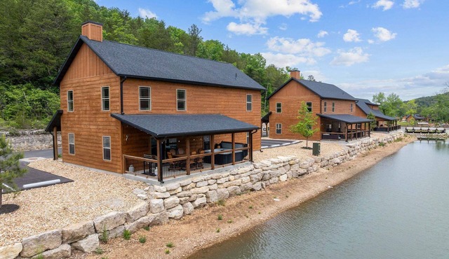 Near Thunder Ridge & Table Rock: Private Hot Tub, Community Pool & Free Tickets