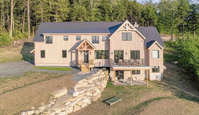 New 4-BR Luxury Home 6 Min from Stratton w/hot tub