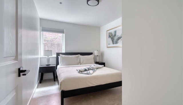 New Build 4BR Sleeps 10 Great Location