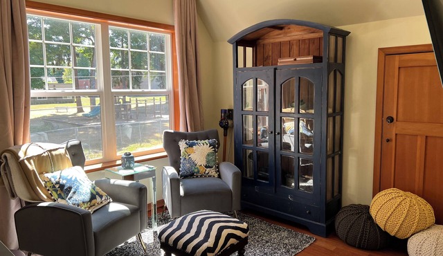 New carriage house, king bed, min to food/gas/frwy, beach front city, Kirkland