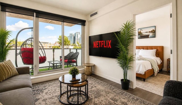 New Central Kensington Condo King Bed AC | Parking