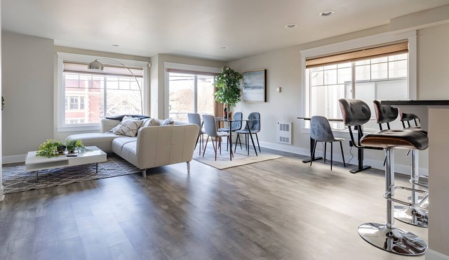 NEW! Eastlake 3 br | fast wifi and views!| Sophari