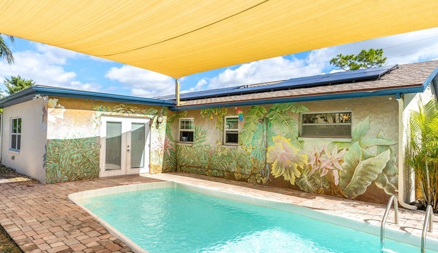 *NEW* HEATED POOL & Jacuzzi! Foosball! King Bed!