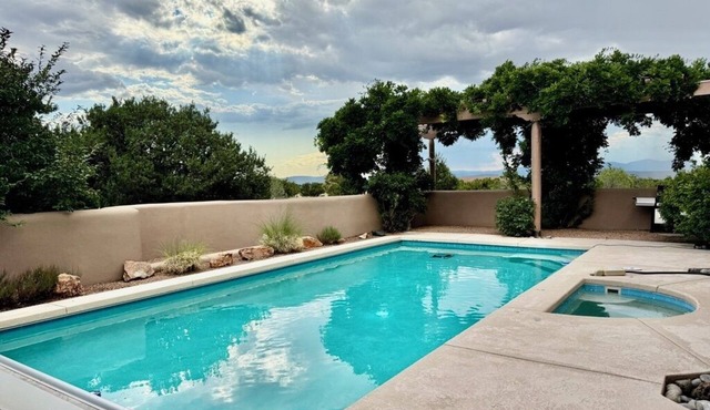 NEW LISTING - Bramasole - Mountain views, Pool, Spa/Hot Tub, 15 minutes to town.
