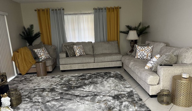 NEW! LUXURIOUS!! Overnight stay for you! TOWNHOUSE!!WITH LAKE VIEW!! 1bed 1bath