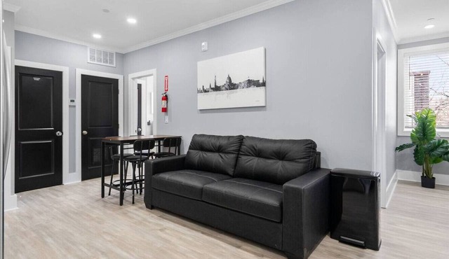New Luxury Unit 2 bed+ Laundry+ Parking
