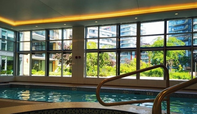 New Modern Condo w/Pool, Gym &free parking- Prime Richmond Location