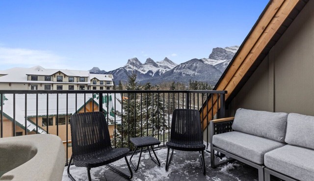 NEW Private Hot Tub ~ Upscale Mountain Home