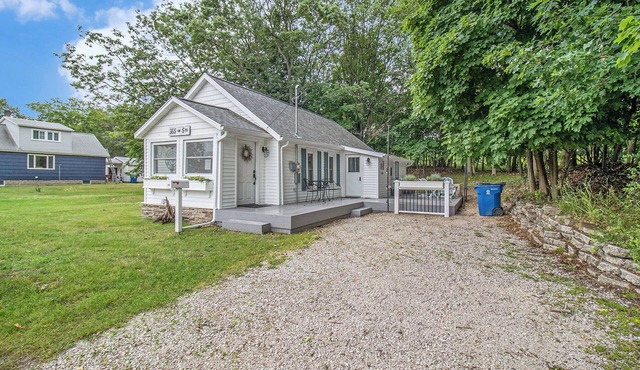 New Remodel! Updated Cottage near Beach and Park