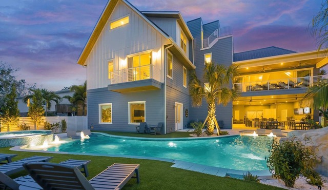 New-Sabal Estate–2 Homes–Pools–Rooftops–Sleeps 41